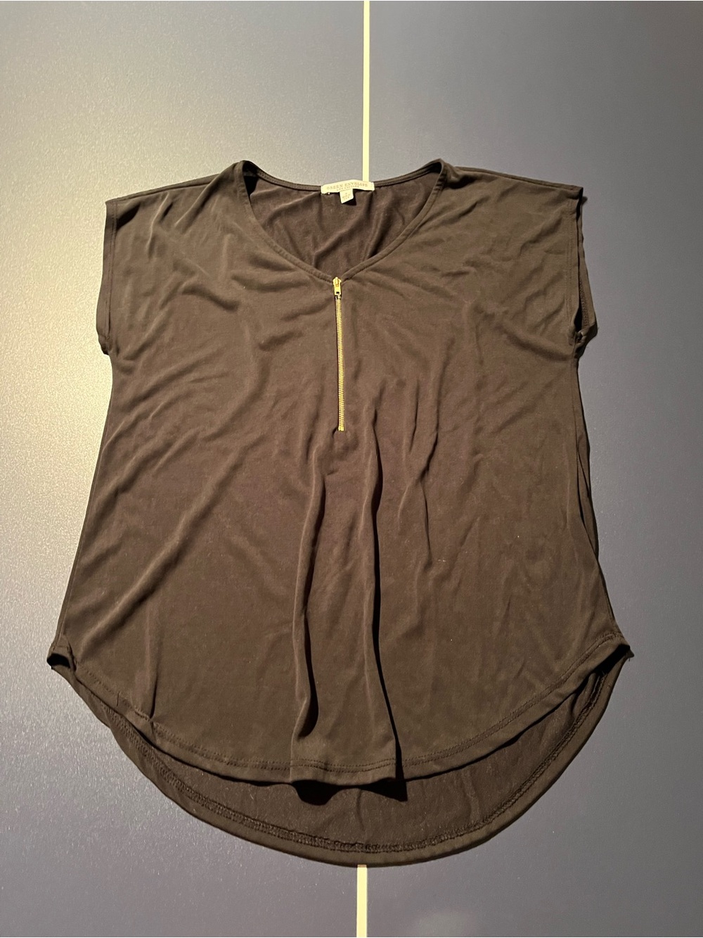 Green Envelope Black Short-Sleeve V-Neck Top with Gold Zip